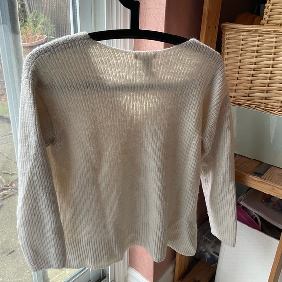 H&M women’s white knit sweater - Picture 6 of 6